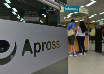Profesionales exigen aumentos a Apross