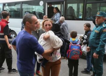 Los refugiados de Nagorno Karabaj llegan a Armenia