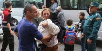 Los refugiados de Nagorno Karabaj llegan a Armenia