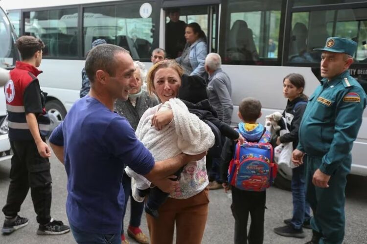 Evacuados de Nagorno Karabaj ayer en la localidad armenia de Kornidzor.