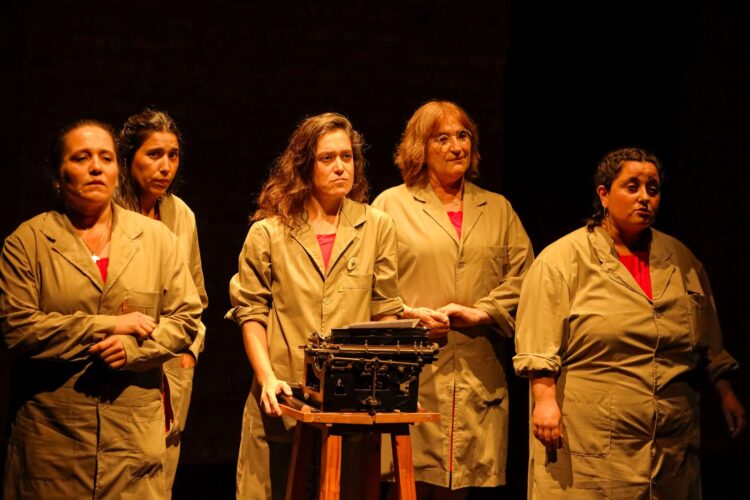 En escena el elenco pampeano que protagoniza la función “Diario La Obra”.