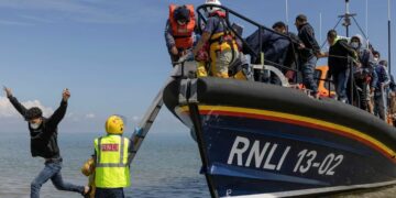 La cifra de migrantes que cruzó el canal de la Mancha alcanzó un nuevo récord diario