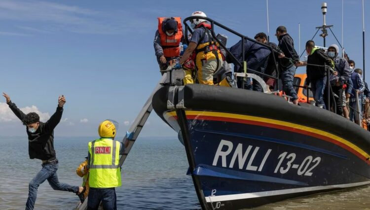 La cifra de migrantes que cruzó el canal de la Mancha alcanzó un nuevo récord diario