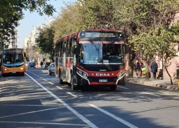El boleto de transporte urbano cuesta un 54% más desde este viernes en la ciudad