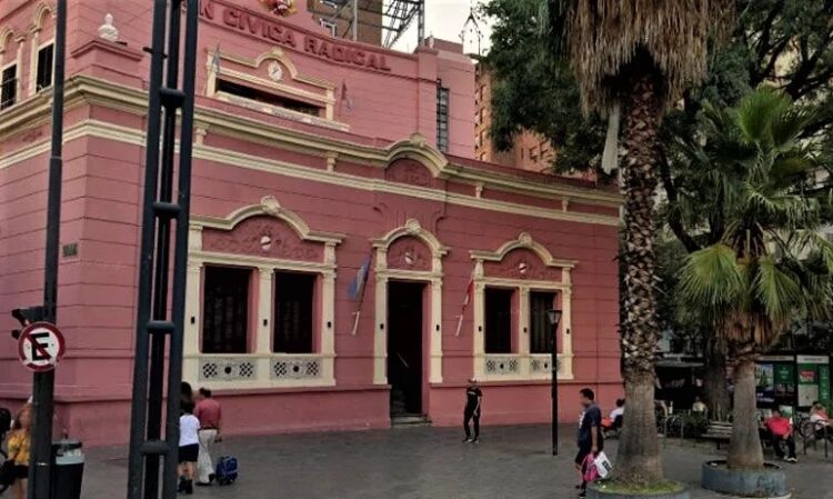 Acusan a la conducción radical de ser “el símbolo de la derrota”