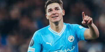 Julián Álvarez brilló en el debut del Manchester City