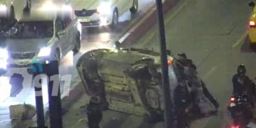 Espectacular vuelco frente a la Jefatura de Policía