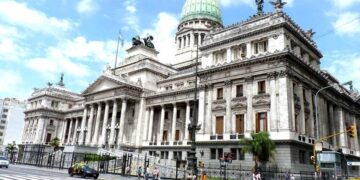 El Presupuesto oficial estima un crecimiento del 2,7%, un déficit fiscal del 0,9% y un dólar a $ 600