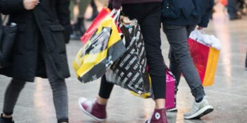 La devaluación y la inflación hicieron caer el consumo de los hogares en agosto