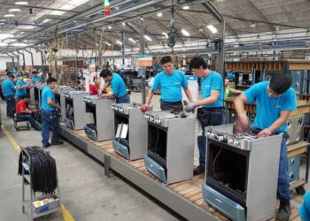 Una empresa de electrodomésticos invierte una suma millonaria para fabricar cocinas en Córdoba