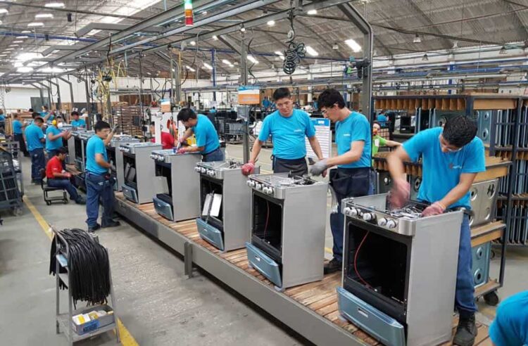 Una empresa de electrodomésticos invierte una suma millonaria para fabricar cocinas en Córdoba