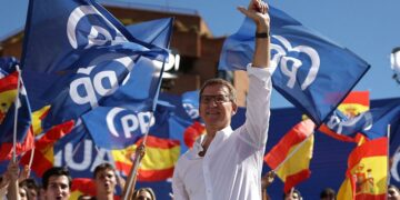 Feijóo busca la investidura mientras Sánchez espera