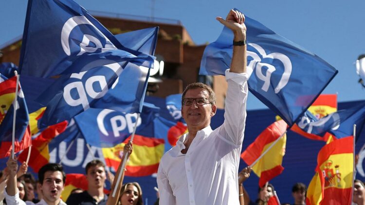 Feijóo busca la investidura mientras Sánchez espera