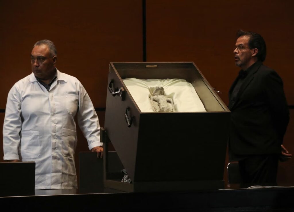 Presentaron cuerpos de supuestos extraterrestres en el Congreso de México