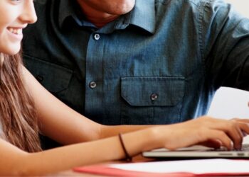 Su padre biológico se oponía pero una joven logró la adopción del esposo de su madre