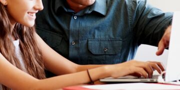 Su padre biológico se oponía pero una joven logró la adopción del esposo de su madre