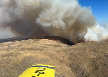 Bomberos combaten incendios en Traslasierra y Villa del Lago