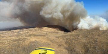 Bomberos combaten incendios en Traslasierra y Villa del Lago