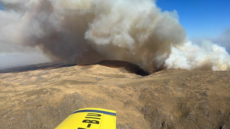 Bomberos combaten incendios en Traslasierra y Villa del Lago