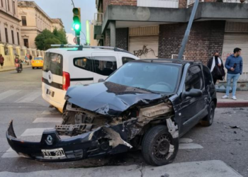 En un fuerte choque, uno de los autos terminó estampado contra un poste de luz