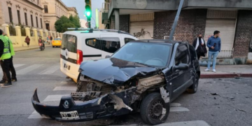 En un fuerte choque, uno de los autos terminó estampado contra un poste de luz