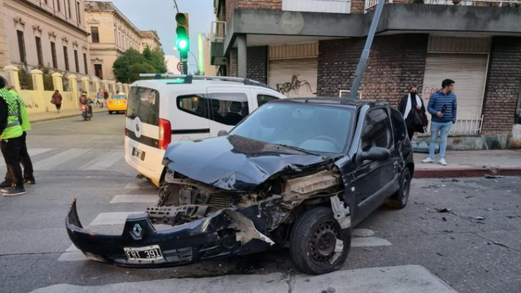 En un fuerte choque, uno de los autos terminó estampado contra un poste de luz