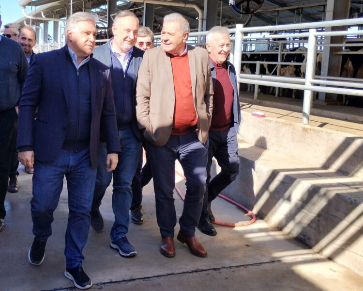 El gobernador electo de Córdoba, Martín Llaryora (izq.) junto al actual ministro de de Agricultura y Ganadería provincial, Sergio Busso (der.).