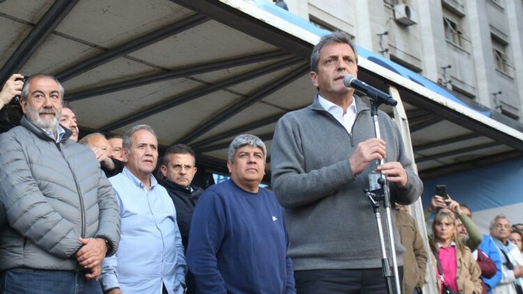 Daer, Palazzo y Moyano acompañaron a Massa en el acto en Plaza de Mayo.