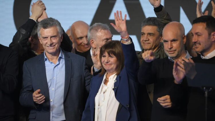 Mauricio Macri junto a Patricia Bullrich en el búnker de JxC en las Paso.