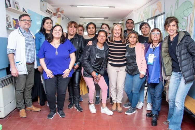 Las tareas generales de albañilería y pintura están a cargo de mujeres de la economía social.