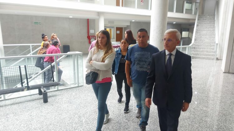 Carlos Nayi (derecha), abogado de los familiares de los bebés muertos.