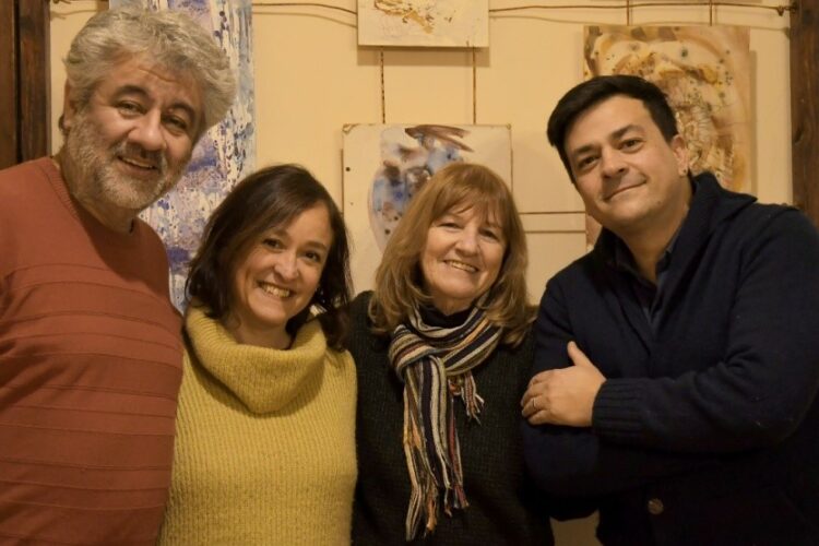 El elenco que integra la obra tributo “Sabana y mantel”.