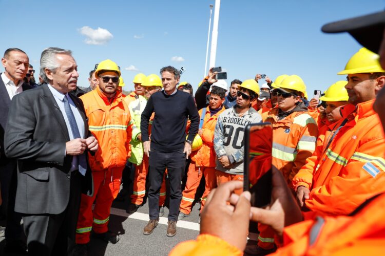 El ministro Gabriel Katopodis (centro) junto a Alberto Fernández.