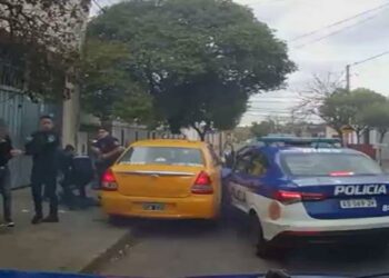 Asaltaron una cervecería, se robaron un taxi para escapar y tras un tiroteo, fueron detenidos