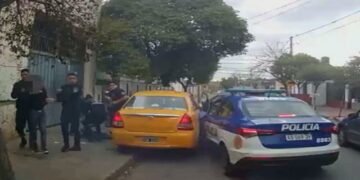 Asaltaron una cervecería, se robaron un taxi para escapar y tras un tiroteo, fueron detenidos