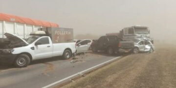Una tormenta de tierra dejó dos muertos y decenas de heridos
