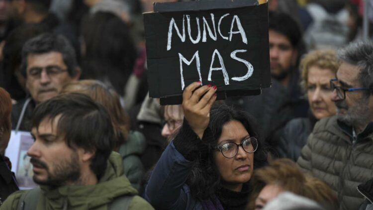 Una multitud se congregó frente a la Legislatura porteña para repudiar la ceremonia.