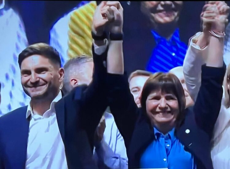 Bullrich acompañó en las celebraciones del radical electo.