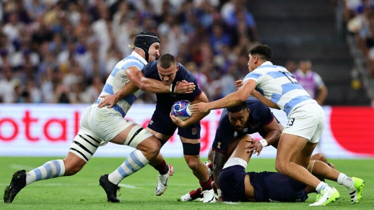 Los Pumas no hicieron pie y cayeron ante Inglaterra en el debut