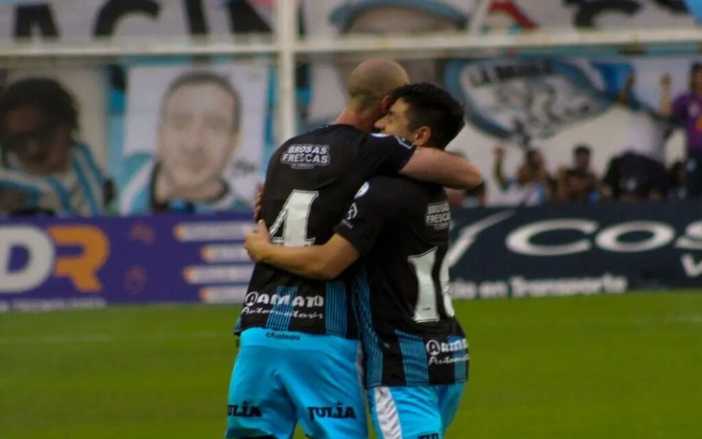 Racing volvió a ganar y quedó a un paso de la salvación