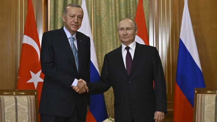 El presidente de Rusia, Vladimir Putin, junto a su par turco, Recep Tayyip Erdogan.