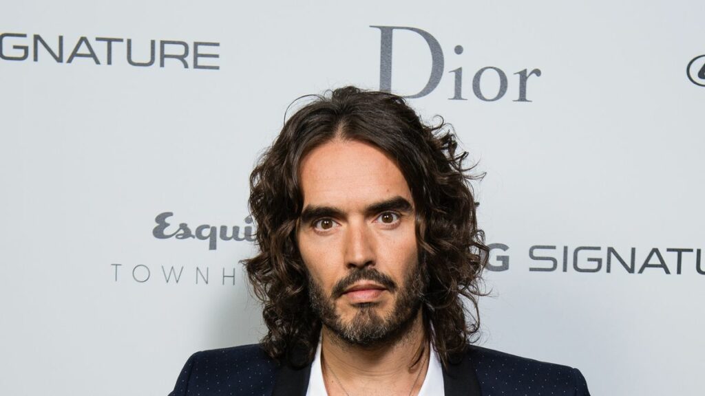 YouTube le suspendió la monetización al canal de Russell Brand