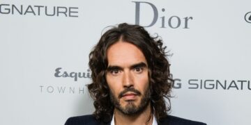 YouTube le suspendió la monetización al canal de Russell Brand