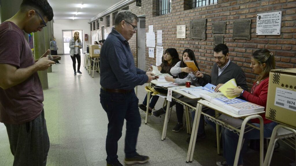 Cerraron los comicios para gobernador en Santa Fe con una participación cercana al 70%