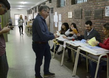 Cerraron los comicios para gobernador en Santa Fe con una participación cercana al 70%
