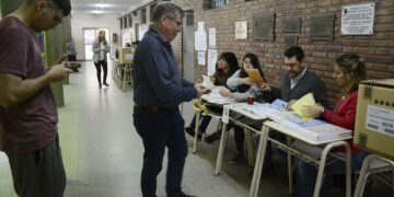 Cerraron los comicios para gobernador en Santa Fe con una participación cercana al 70%