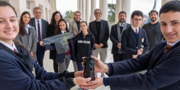 Cinco estudiantes lanzarán un satélite en la Conae