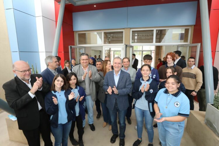 El mandatario inauguró ayer el centro educativo número 41 de la provincia.