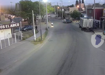 Video: un conductor perdió el control, chocó contra una casa y quedó todo registrado