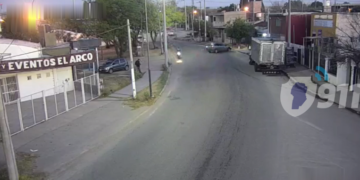 Video: un conductor perdió el control, chocó contra una casa y quedó todo registrado